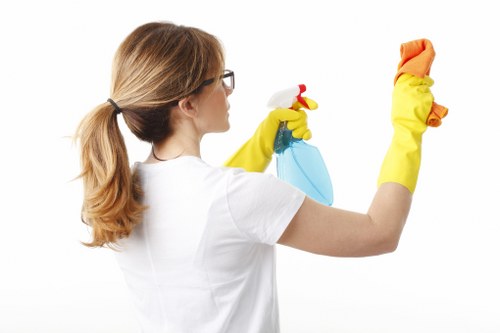 Local oven cleaner working in a W1W property with limited kitchen access